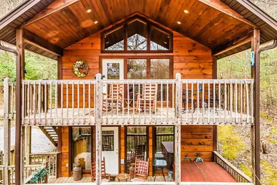 Image de New! Snuggle Bear Cabin in the Heart of the Smokies!