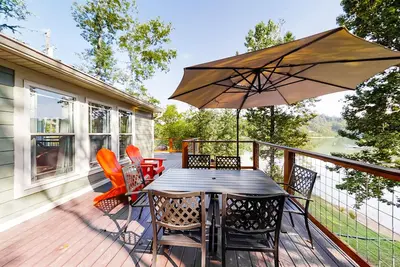 Image de Two-Story, lakefront home with free attraction tickets and private dock
