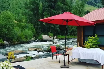 Image de Minturn River Cabin with Hot Tub and New Air Conditioning