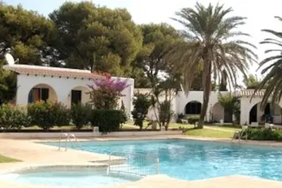 Image de Bungalow moderne \"Binisafua Playa - Bungalow 14\" près de la plage avec piscine extérieure commune, climatisation, connexion Wi-Fi, terrasse et jardin ; parking disponible