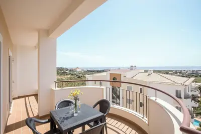 Image de Appartement Meia Praia Beach avec vue sur la mer, piscine, Wi-Fi, balcon et jardin