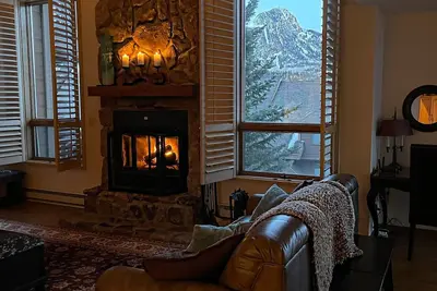 Image de Luxury, Mountain Views, Hot tub + Pool, 1 mile from Purgatory Ski Resort!