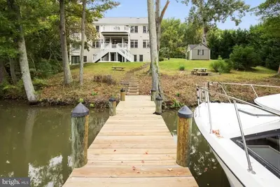 Image de Magnificent Water Front Property