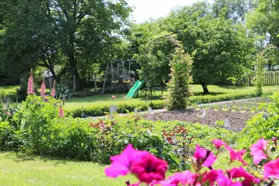 Image de Gîte de caractère avec jardin, terrasse, et équipements pour enfants à Saint-Blin