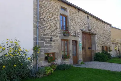 Image de Ancienne Ferme Restaurée Écologique avec Confort Moderne et Table de Ping-Pong