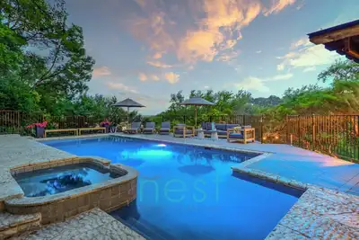 Image de ***New*** 7 Minutes To Downtown | Pool | Hot Tub | Pool Table | Foosball | Fire Pit | 13 Queen Beds