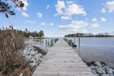 Image de Short drive to Downtown Cambridge | Pool | Private Dock | Game Room | Stunning V