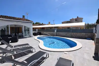 Image de 386-Belle maison avec piscine