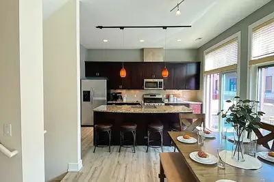 Image de Old Market Townhome w/ 2 King Suites+Garage+View
