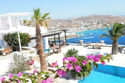 Image de Luxury Villa Psarrou Two double suite with king size bed and 3 double bedrooms.