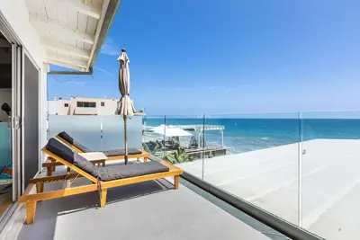 Image de Modern Malibu Road Oceanfront Beach House with Ac Private Beach