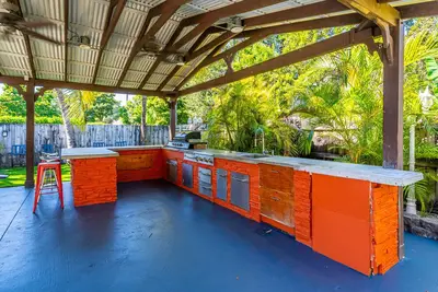 3 Bedrooms Miami Home with Pool and Summer Kitchen Close to Design District