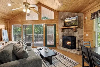 Image de Cozy Secluded Cabin ★ Hot Tub ★ Pool ★Views ★ Grill