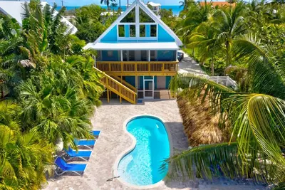 Image de P77 - Sombrero Beach - Pool home offering 3 bedrooms, private pool and deep water dockage!