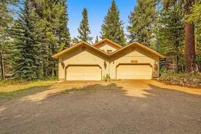 Image de Two-story home with high-speed WiFi and wood stove in great location