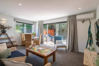 Hillside Villa 4: Walk to Town, Free Parking & A/C