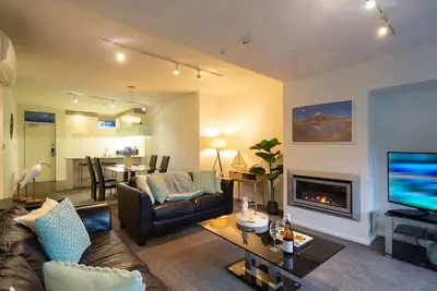 Bowen 18: Cozy Fireplace, Bbq, A/C & Free Parking