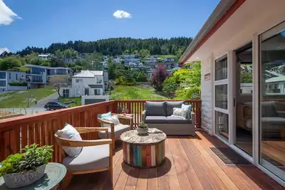 Hillside Villa 3: Walk to Town, A/C & Free Parking
