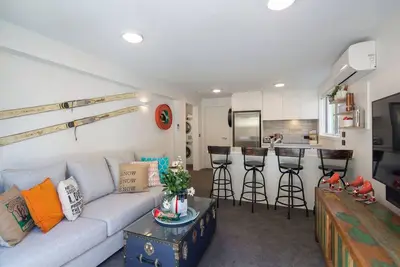 Hillside Villa 2: Free Parking, A/C & Walk to Town