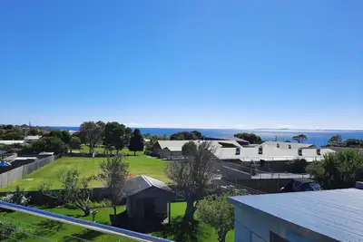 Image de Magic home, magic views. Minutes walk to beaches, swimming, shops, restaurants