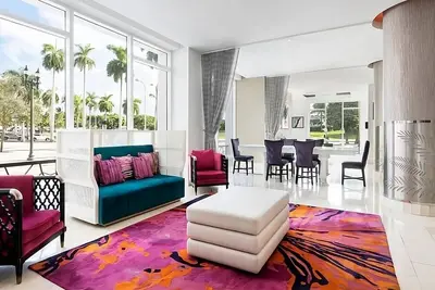 Ideal Location! 3 Family-Friendly Rooms, Skyline Serenity, Private Parking
