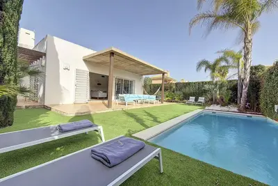 Image de Villa moderne avec piscine privée et jardin