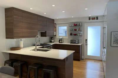 Image de New Listing: 2 + Bd / 2 Ba - Coveted West End Emplacement