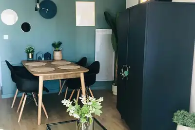 Image de Appartement confortable rénové dans résidence proche de l'océan et du golf.