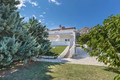 Image de Appartement Damir sur deux étages avec balcon et terrasse