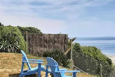 Image de Belle villa neuve contemporaine, directement sur mer face Ă la plage d'Ezer