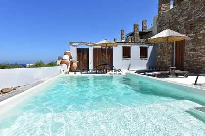 Image de Stone villa with a sea water swimming pool and a sea view, close to the sea