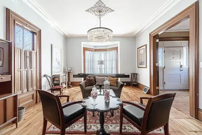 Image de Stunning whole-home rental with character, great for groups, clean + convenient