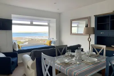 Image de A top floor seaside apartment sleeping 5 in 2 bedrooms with panoramic sea views.