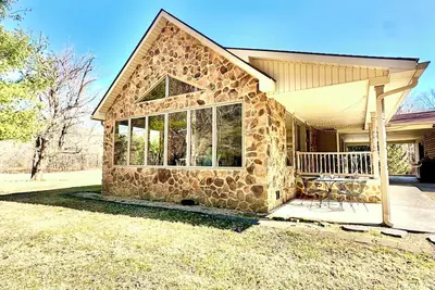 Image de Charming Riverfront Home with amazing views.