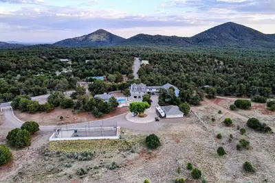 Image de West Wing of Exquisite Mountain Estate with Pool [West Wing]