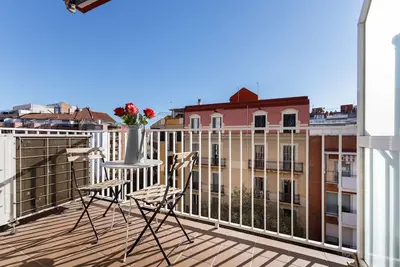 Image de The 100sqm, sunny, 3 bedrooms, 2 baths apartment, 6pax, in central Barcelona
