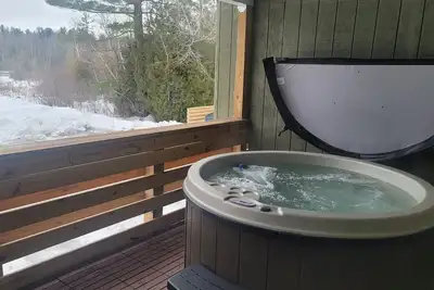 Image de Private Hot Tub! King Size Bed Traverse City 18 miles *Crystal Mountain 17 miles