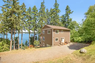Image de Beachfront 3-story home w/deck, bay views, hot tub, game room, WiFi, Ev charger