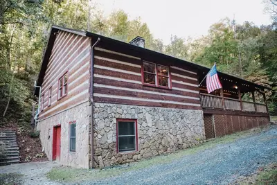 Image de Real Log Cabin + 34 acres + Creek + Barn + Easy Access + Nantahala Forest!