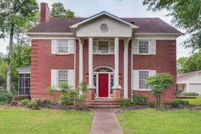 Image de Delightful Retreat w/ Fireplace + Large Yard!