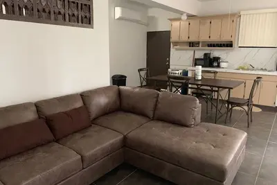 Image de 3 Bedroom fully furnished private condo with Free Parking & free WiFi & cable.