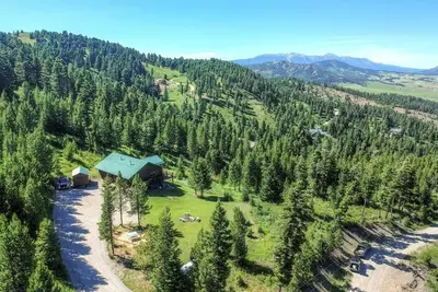 Image de Alpine Oasis - Cabin in the trees with Bridger Mountain views and a hot tub!