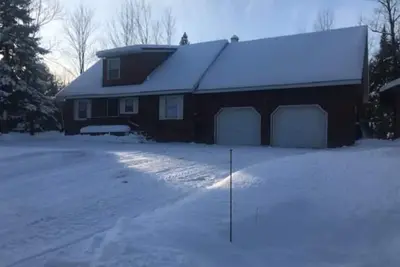 Image de Full House on secluded road, 4 bed 2 bath, fully furnished basement w/bar + beds