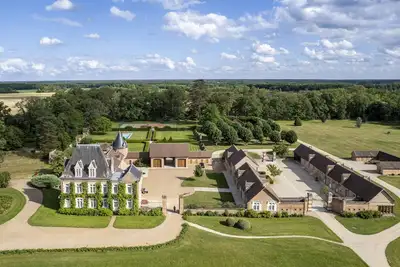 Image de Château avec piscine et tennis, à louer en Sologne
