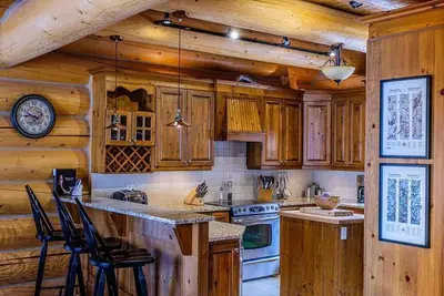 Image de Luxueux chalet en bois rond - spa privé, sauna et salle de jeux! Ski à 10 mins!