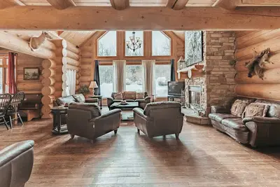 Image de Chalet familial - spa et sauna privés! Ski à 10 mins!