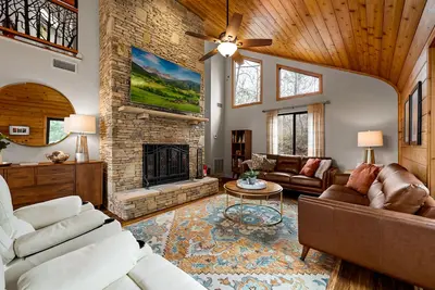 5 Acre Extra Private Gatlinburg Family Chalet - Fire Pit - Hot Tub