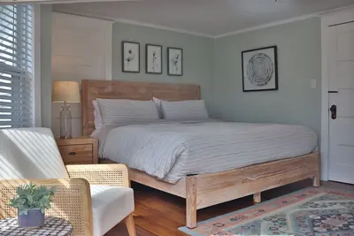 Image de Kenwood - Renovated Farmhouse ~ 1. 4 miles to Dreams Park ~ w/ Game Room!