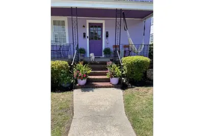 Image de Beautiful home away from home in downtown Charleston.