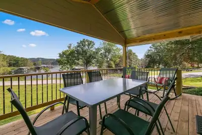 Image de Lake Life Cabin - Free Slip! Bring Your Boat, Enjoy The Swim Dock, Kayaks, Pool, and Views! | 1